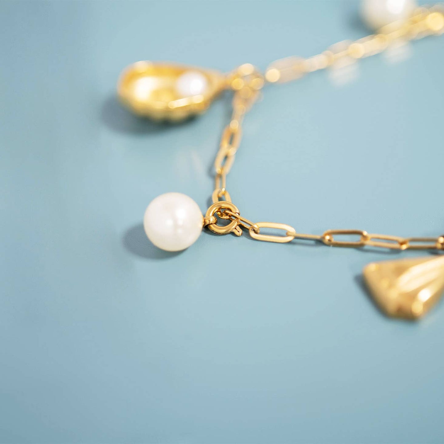 8mm Glass Pearl Charms: Kiska / Gold