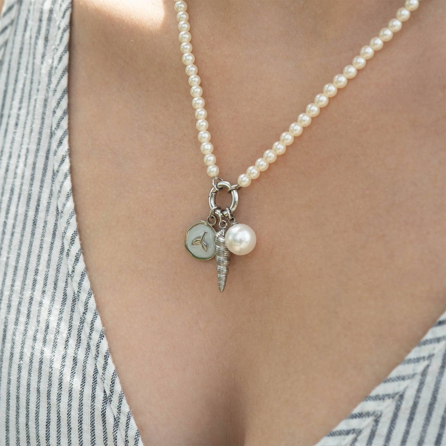8mm Glass Pearl Charms: Kiska / Gold