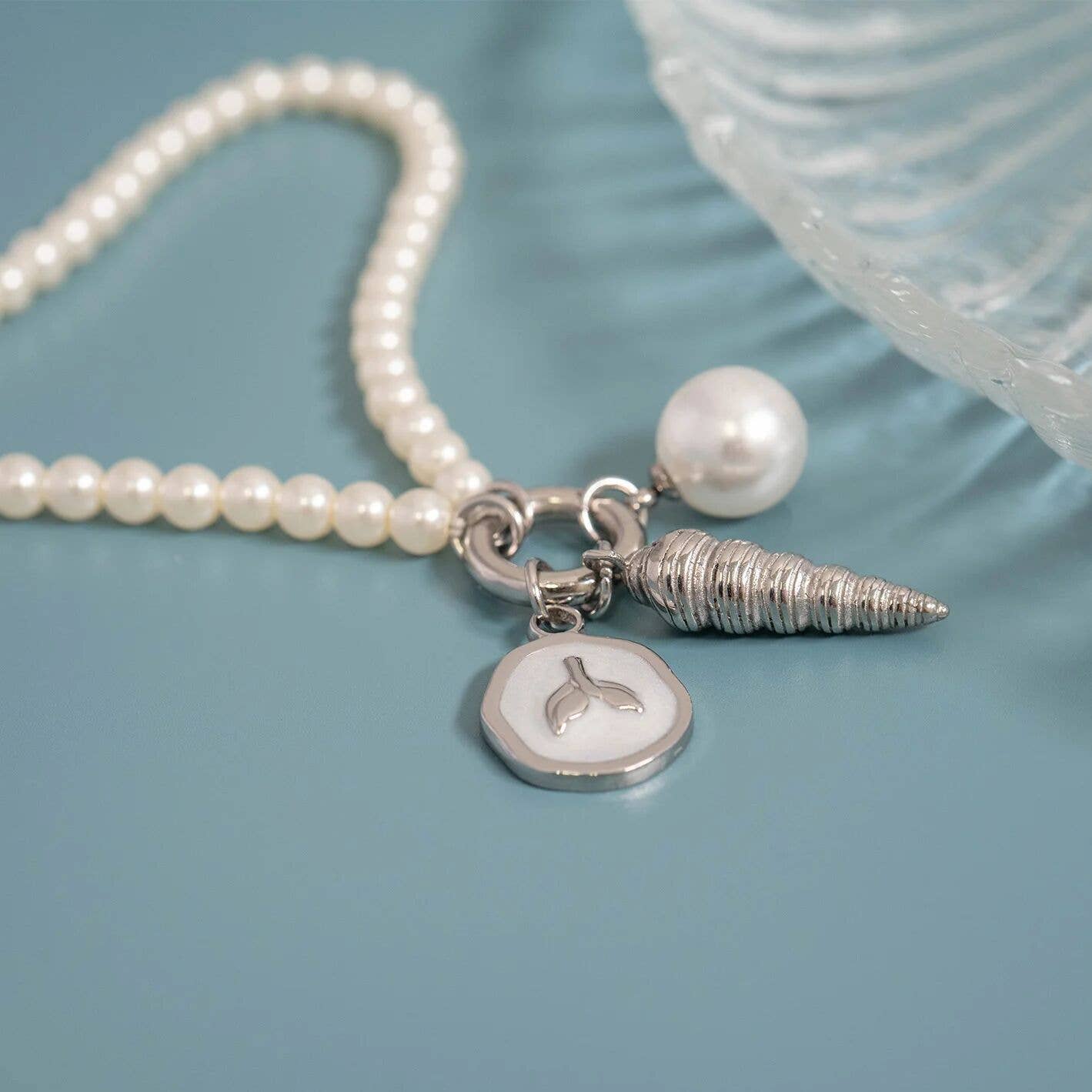 8mm Glass Pearl Charms: Kiska / Gold