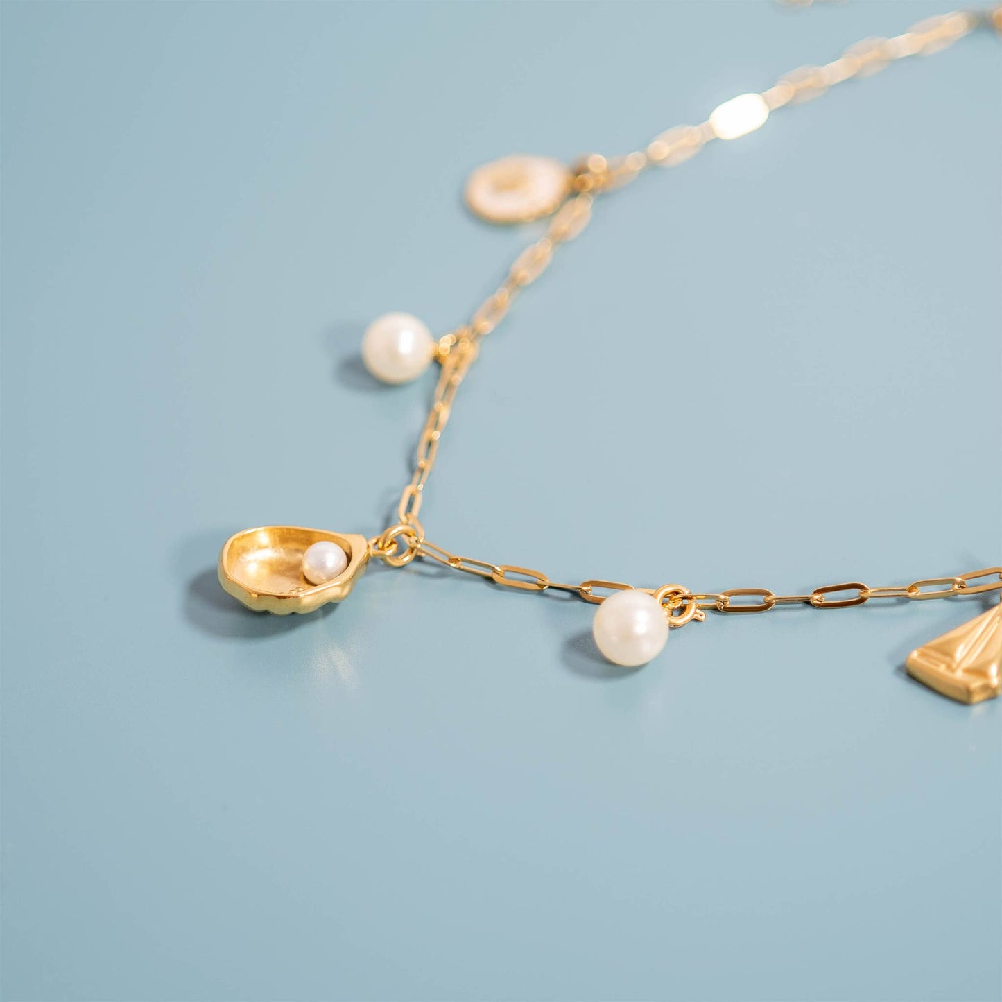 8mm Glass Pearl Charms: Kiska / Gold